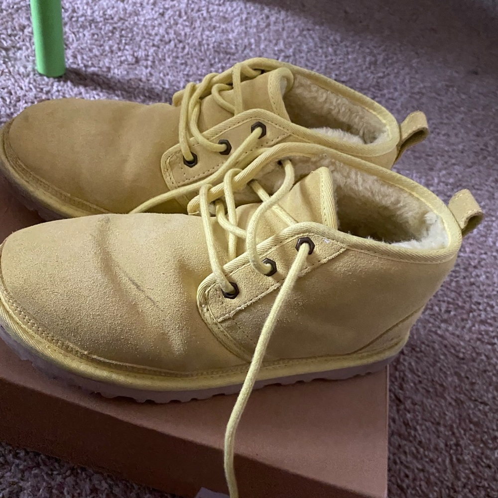 Yellow uggs - Picture 4 of 4